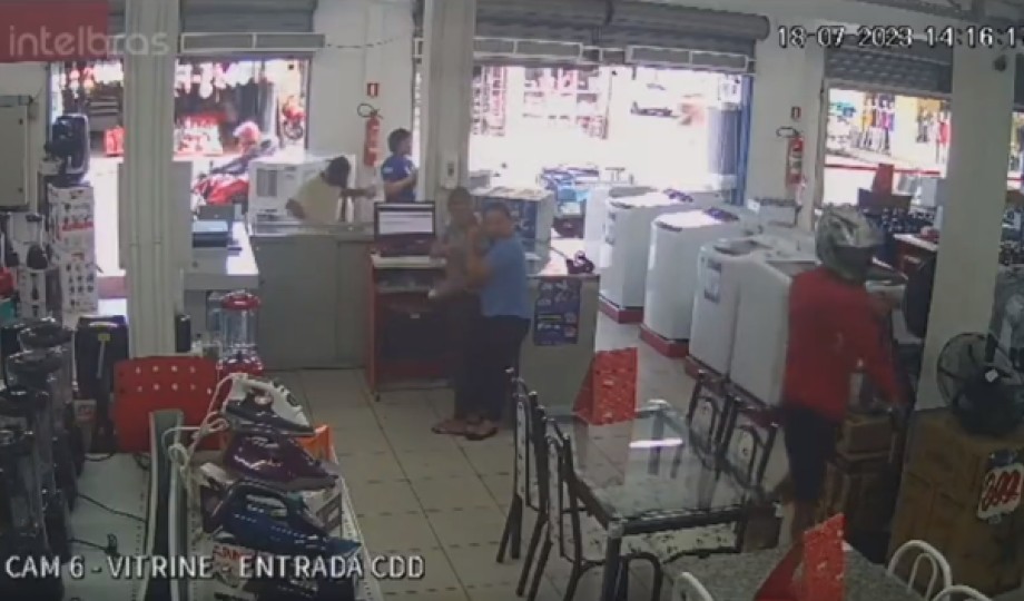 Com medo do pior, funcionárias de loja se abraçam durante ação criminosa no Cidade de Deus; confira o vídeo