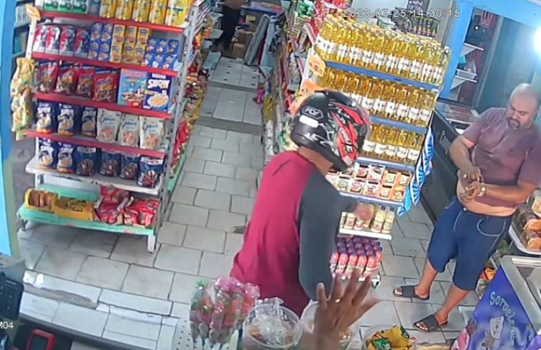 Homem toca o terror em mercadinho durante assalto no Zumbi dos Palmares em Manaus; veja o vídeo