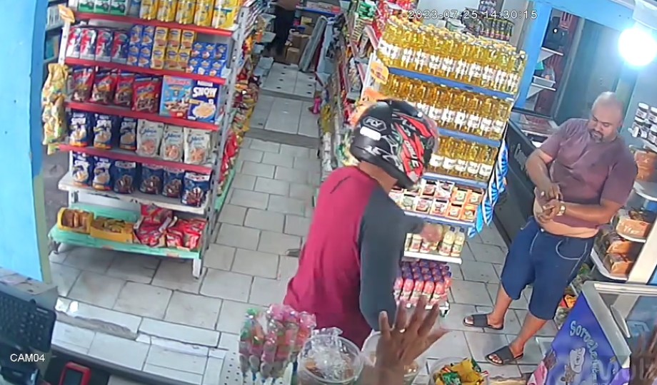 Homem toca o terror em mercadinho durante assalto no Zumbi dos Palmares em Manaus; veja o vídeo