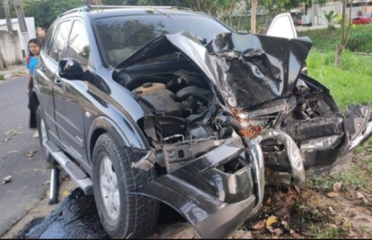 Em Manaus, motorista morre após invadir calçada e colidir contra árvore na zona norte