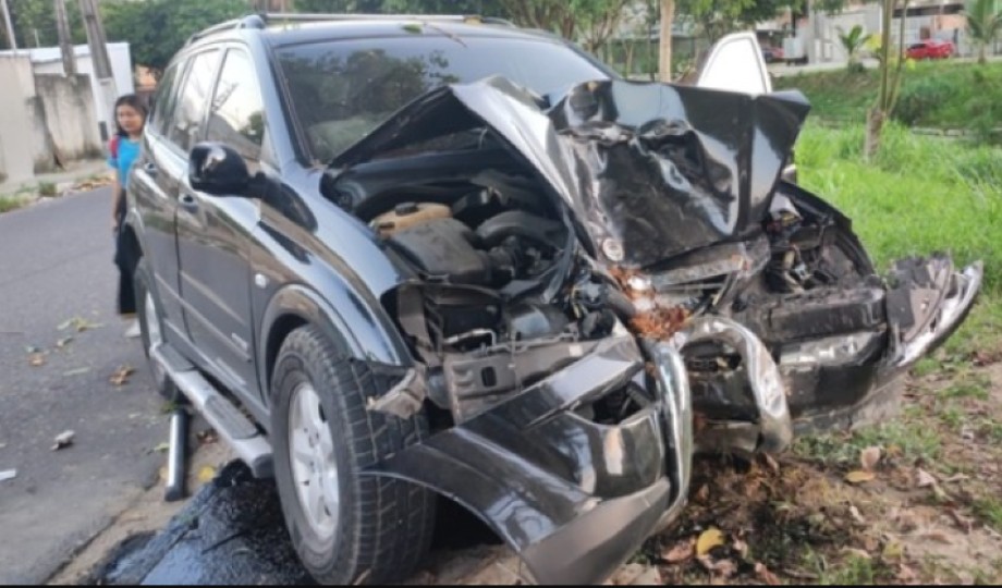Em Manaus, motorista morre após invadir calçada e colidir contra árvore na zona norte