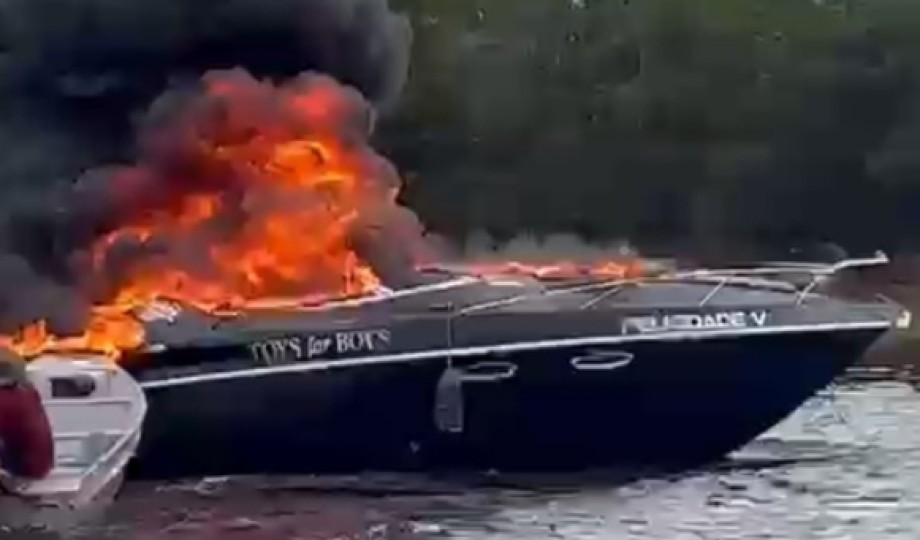 Lancha é consumida por incêndio no Lago do Tarumã em Manaus; veja o vídeo