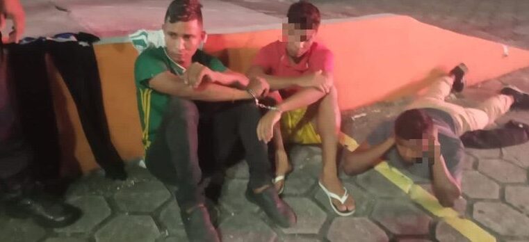 Dois homens são presos e um adolescente apreendido durante tentativa de assalto a ônibus em Manaus