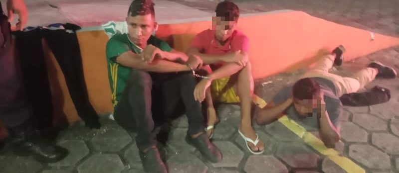 Dois homens são presos e um adolescente apreendido durante tentativa de assalto a ônibus em Manaus