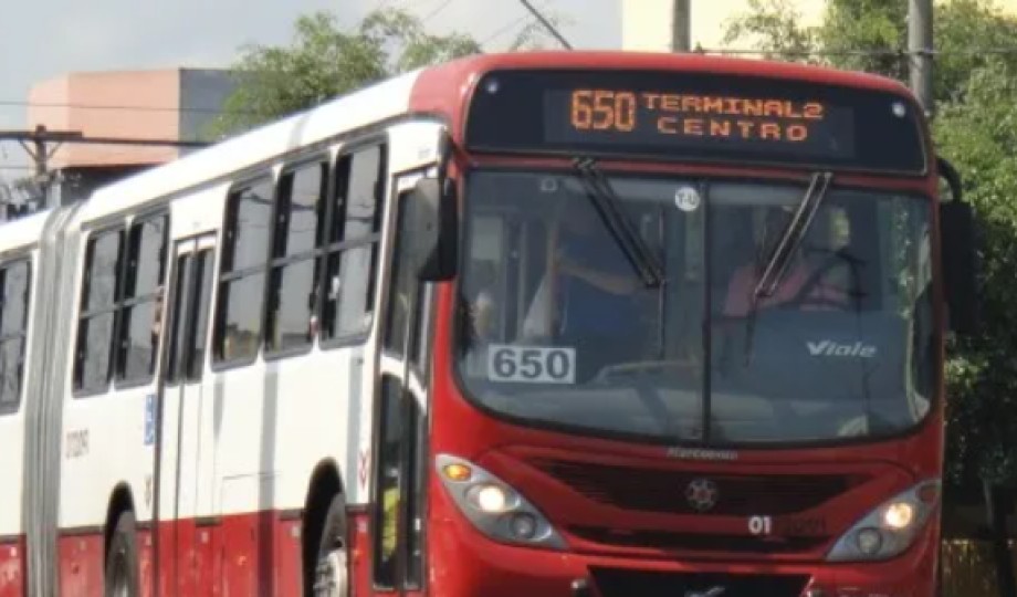 Em Manaus, passageiros vivem momentos tensos durante assalto à ônibus na Avenida Rodrigo Otávio