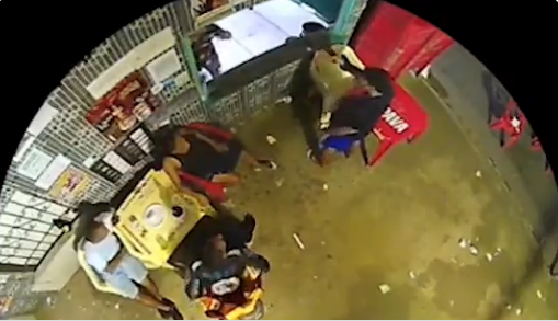 Vídeo: cliente reage a assalto em bar de Manaus e acaba morto a tiros; mais dois foram feridos