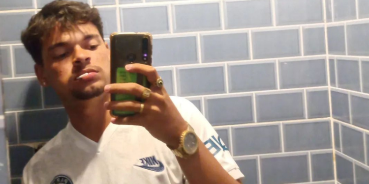 Jovem morre com tiro no peito ao tentar defender o irmão durante assalto em Manaus