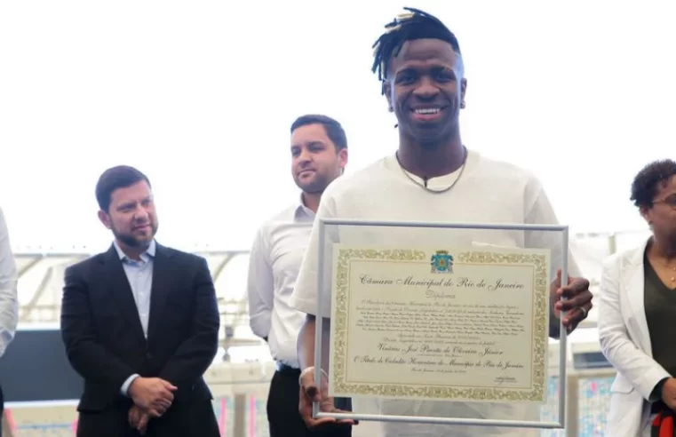 Lei Vini Jr que combate racismo nos estádios, é sancionada no RJ: ‘Fico me perguntando se mereço tanto’