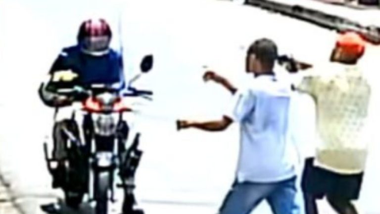 Câmeras flagram assalto a motorista e passageiro em plena luz do dia na zona leste da capital; assista!