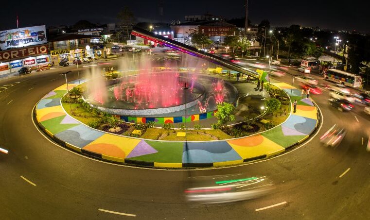 Sem manutenção há anos, rotatória do Mindu é entregue totalmente revitalizada