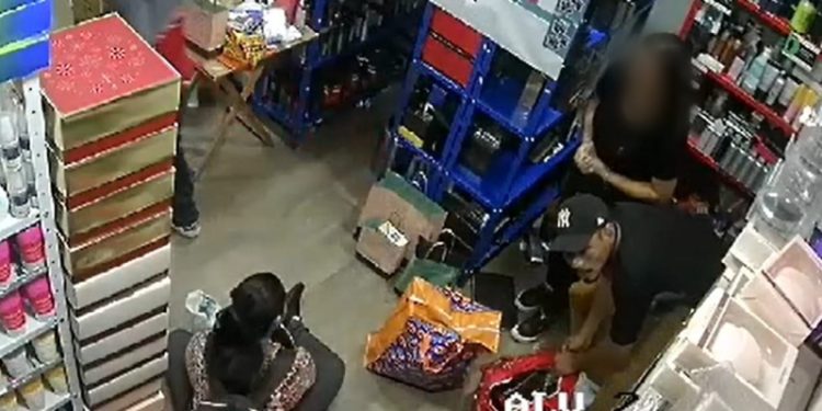 Vídeo: trio suspeito de assaltar Boticário é preso em Manaus