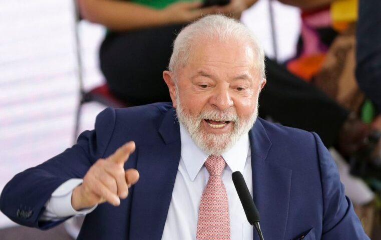 ‘Quem anda armado é covarde’, diz Lula sobre políticas do ex-presidente Bolsonaro