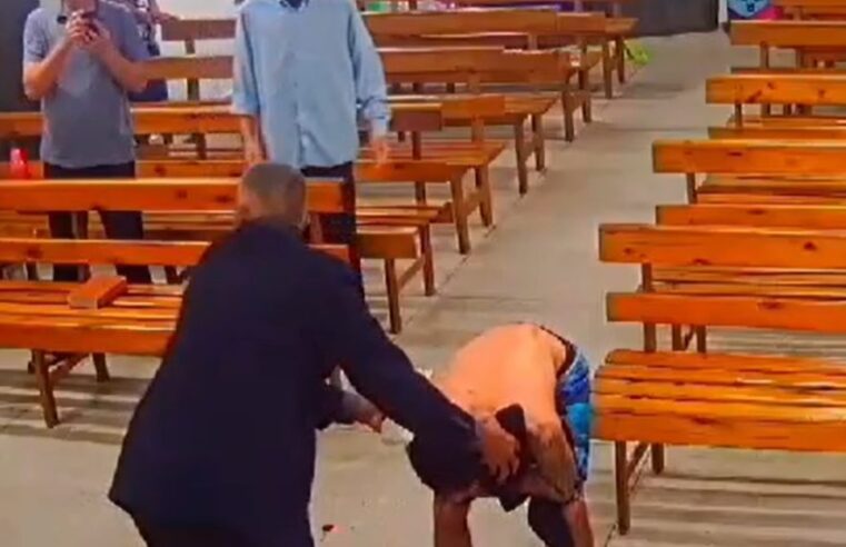 Vídeo: vítima invade culto evangélico pedindo socorro após levar facada no pescoço  