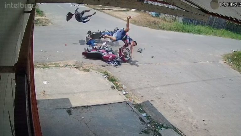 Acidente de trânsito deixa duas pessoas e uma criança feridas na capital amazonense; assista!