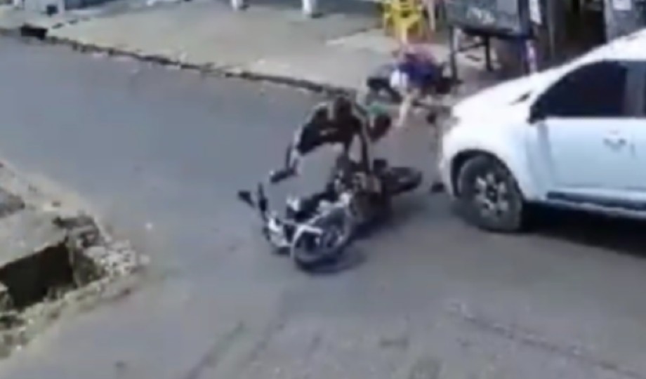 [Vídeo]: Em Manaus, criança vai parar dentro de bueiro durante acidente entre carro e moto￼