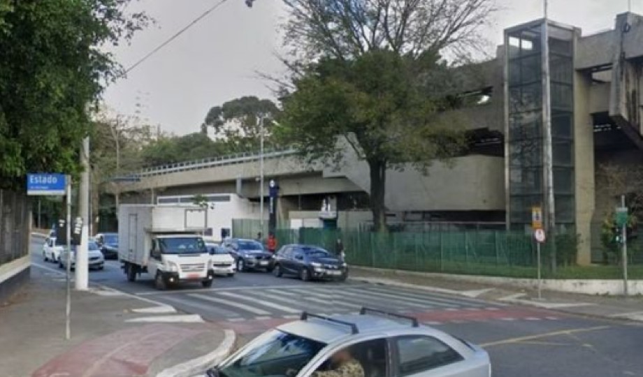Homem morre após própria namorada empurrá-lo de ponte de quinze metros