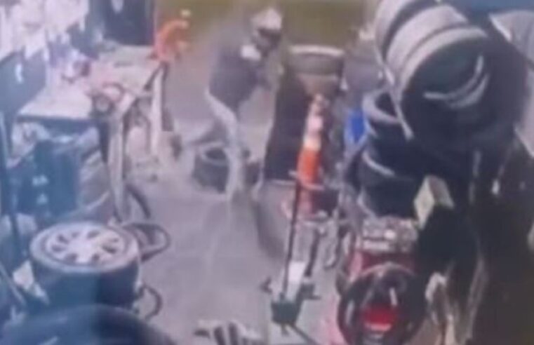 Homem é morto por motoqueiro que o confundiu com alvo; assista ao vídeo