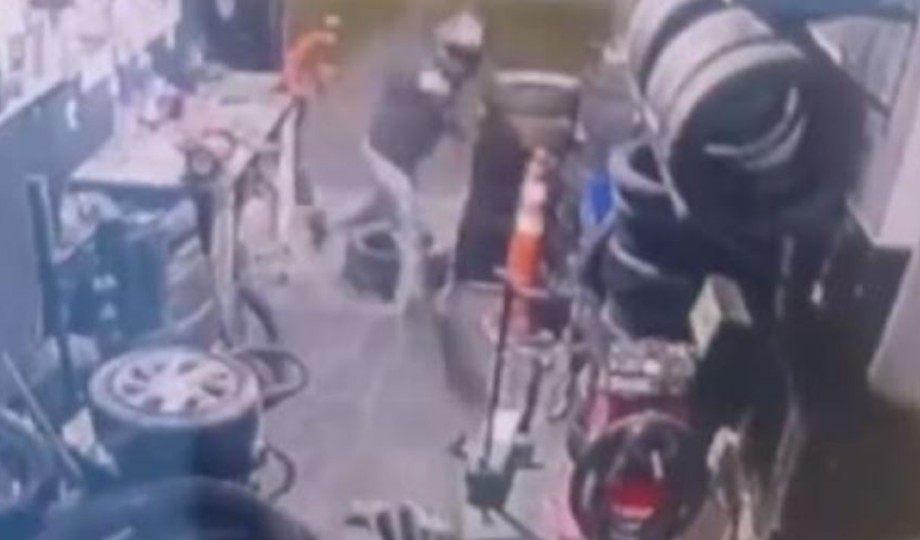 Homem é morto por motoqueiro que o confundiu com alvo; assista ao vídeo