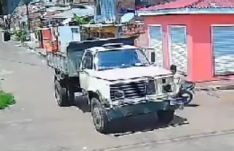 No Amazonas, jovem fica ferido durante acidente de trânsito com caçamba; veja o vídeo
