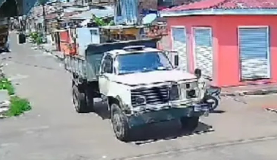 No Amazonas, jovem fica ferido durante acidente de trânsito com caçamba; veja o vídeo