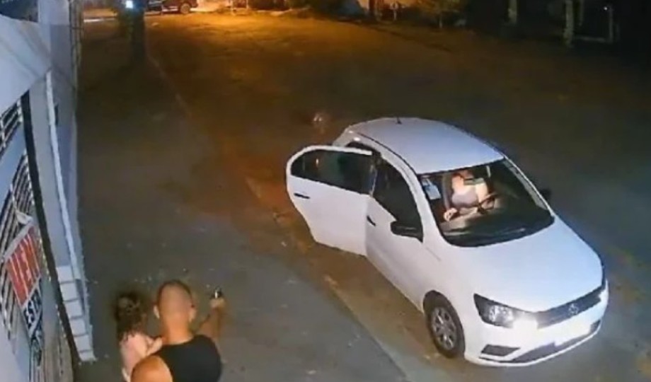 Policial Militar com a filha no colo mata cachorro com quatro tiros; assista ao vídeo￼