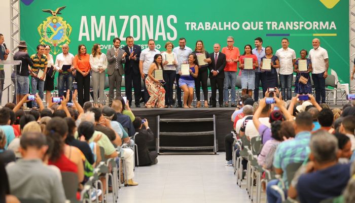 Wilson Lima entrega 355 títulos de imóveis e reassenta famílias das comunidades da Sharp e Manaus 2000