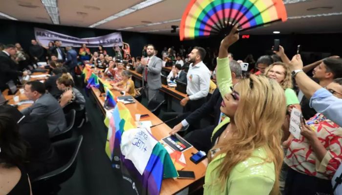 ‘Homem cortando binga não vai ser mulher e mulher tapando cocota não será homem’, diz deputado