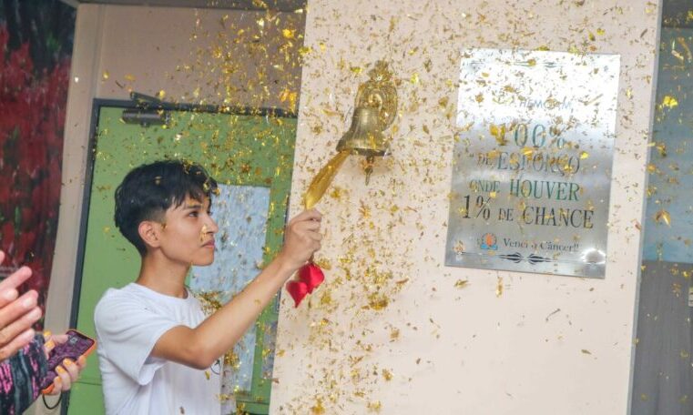 Em Manaus, pacientes recebem alta e tocam o sino da cura para celebrar o momento