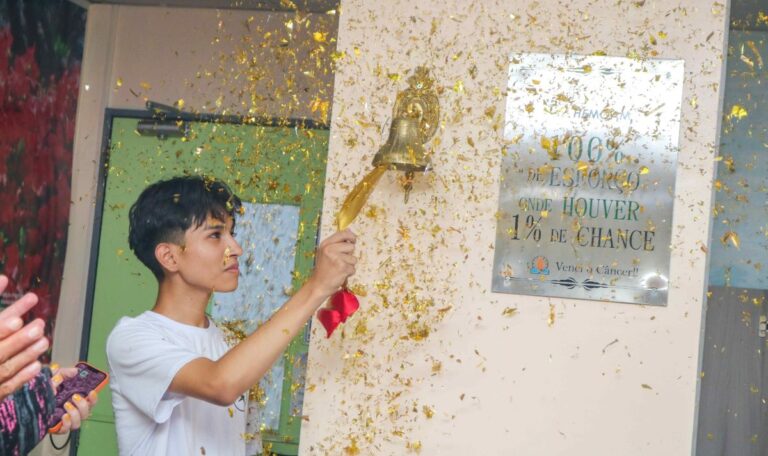Em Manaus, pacientes recebem alta e tocam o sino da cura para celebrar o momento