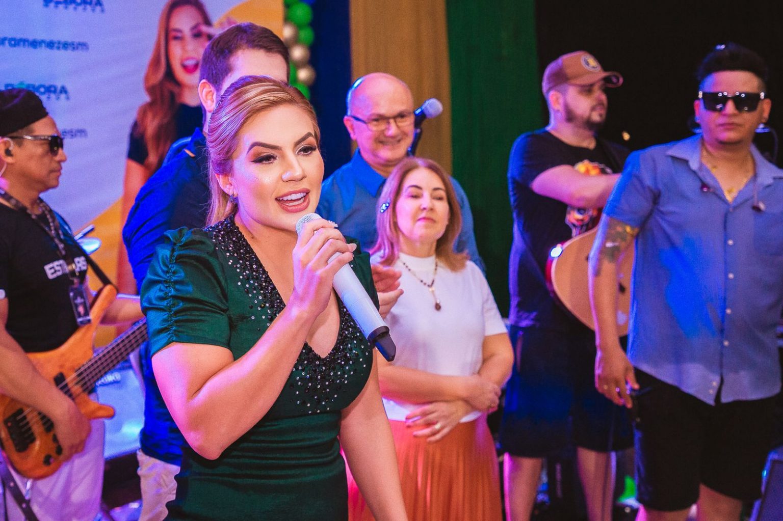 Mãe da deputada Débora Menezes ganha cargo de assessora na Aleam