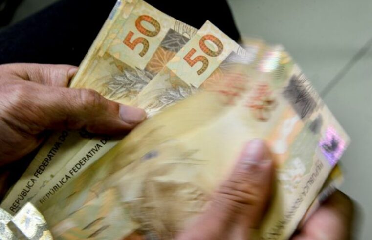 Salário mínimo em 2024 será de R$ 1.421, R$ 32 maior que o previsto na LDO