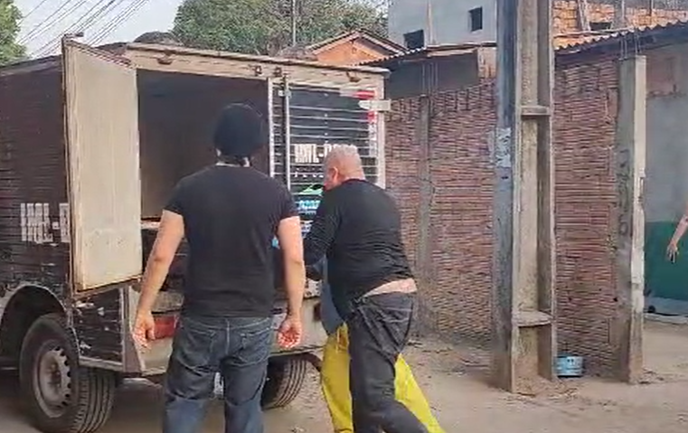 Cenas fortes: Padrasto e enteado são assassinados dormindo em casa em Manaus