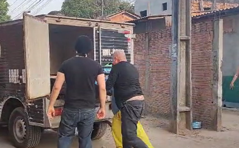 Cenas fortes: Padrasto e enteado são assassinados dormindo em casa em Manaus