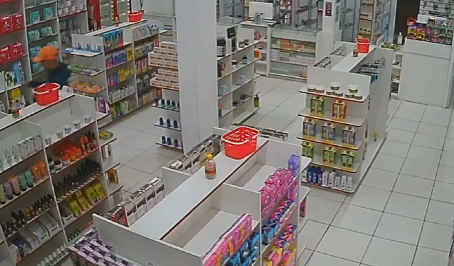 Em Manaus, dupla de criminosos invade drogaria e rende clientes e funcionários; veja o vídeo￼
