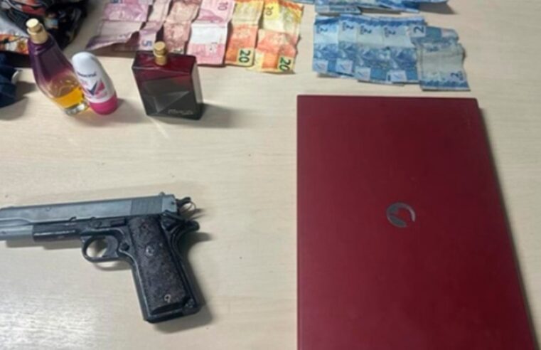 Objetos roubados são abandonados por bandidos durante fuga para mata da Ufam em Manaus￼