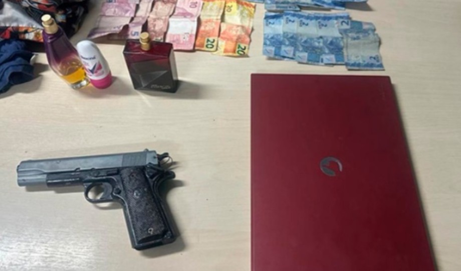 Objetos roubados são abandonados por bandidos durante fuga para mata da Ufam em Manaus￼