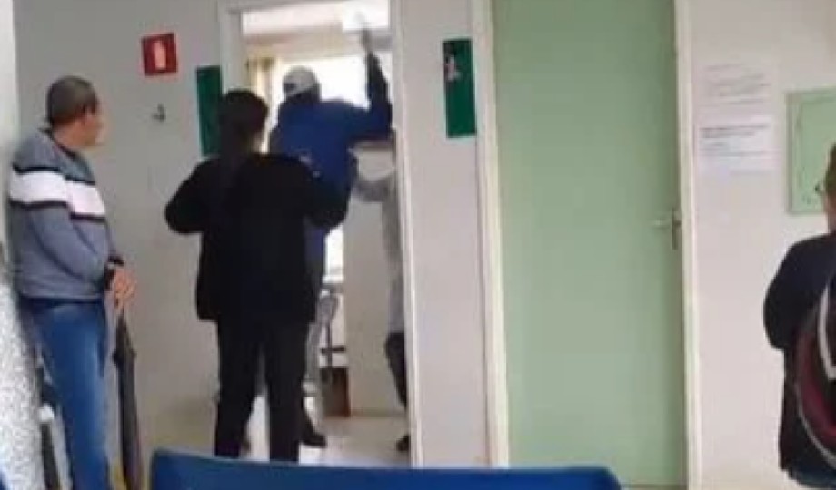Médico é agredido a marteladas por marido de paciente em unidade de pronto atendimento; Veja Vídeo￼