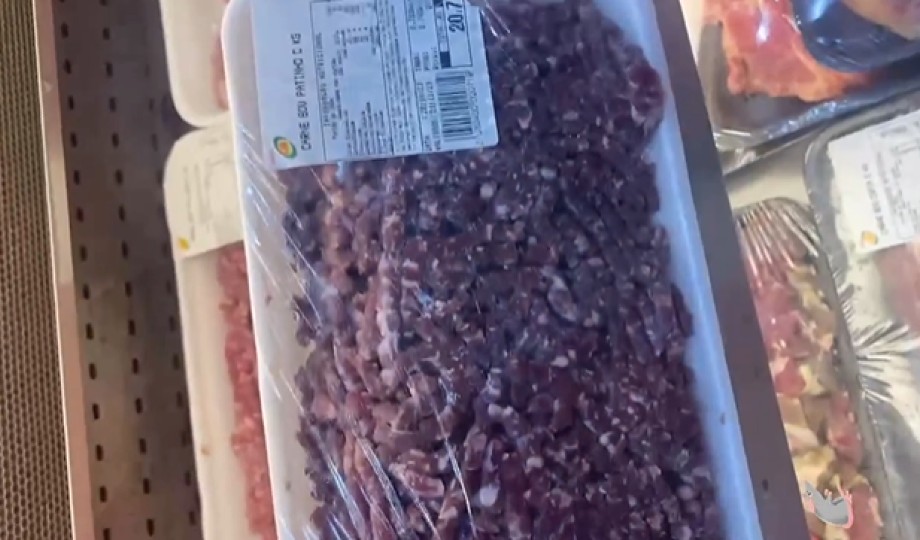 Em Manaus, consumidor indignado denuncia venda de carne estragada no Supermercado DB; veja o vídeo￼