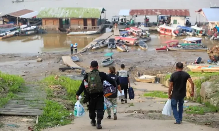 Governo atende moradores da comunidade de Beruri após desbarrancamento￼