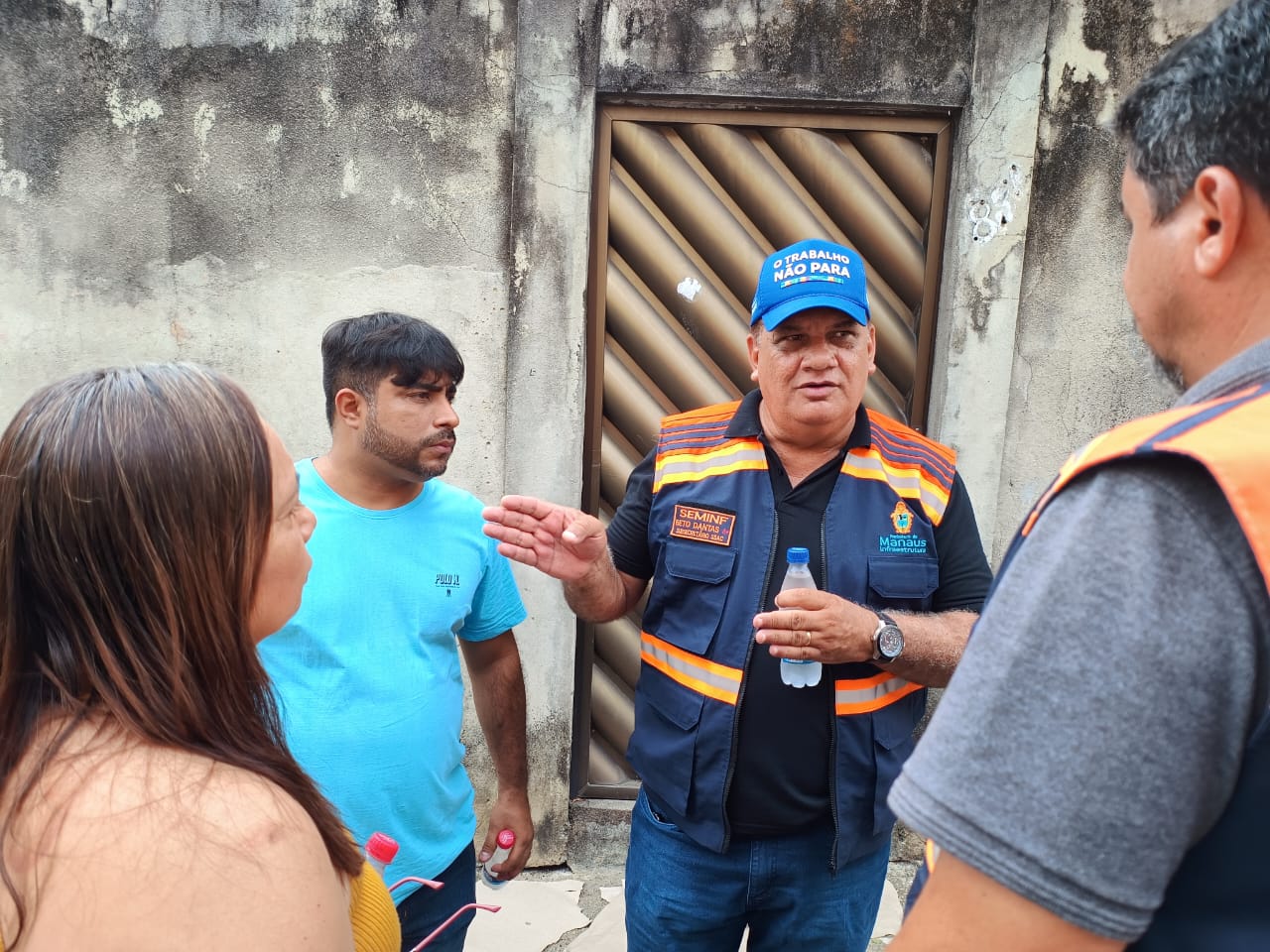 Dione Carvalho visita travessa Brasiléia em busca de soluções para pavimentação