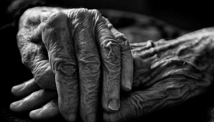 No Amazonas, idosa cega é resgatada após ser abandonada pela família em meio ao lixo￼