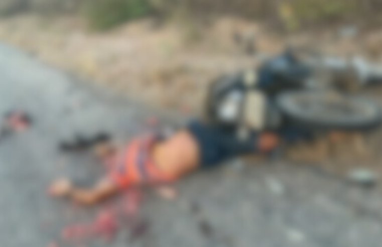 CENAS FORTÍSSIMAS: motoqueiro se desequilibra e tem cabeça esm4gada por carreta; veja vídeo￼