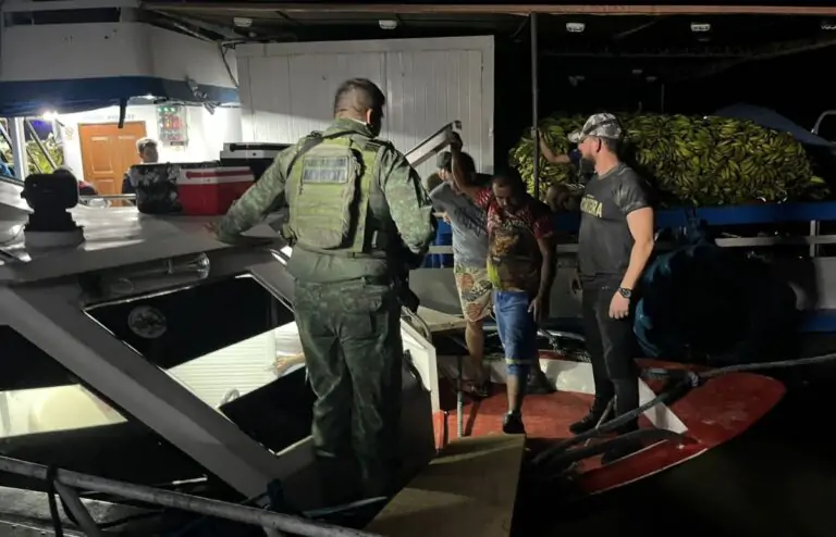 Mais de 40 passageiros são resgatados de lancha expresso, após embarcação bater em banco de areia￼