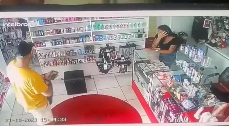 [VÍDEO] l Ladrão desiste roubar celular de funcionária vê-la se desesperar e chorar em Manaus￼