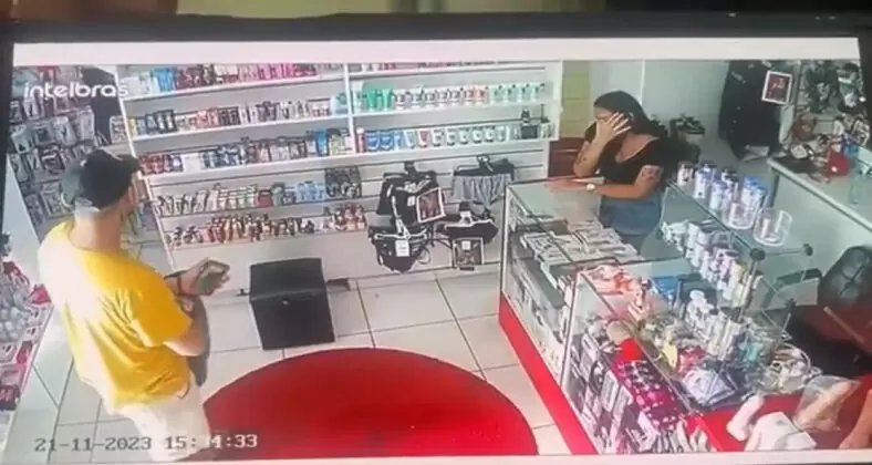 [VÍDEO] l Ladrão desiste roubar celular de funcionária vê-la se desesperar e chorar em Manaus￼