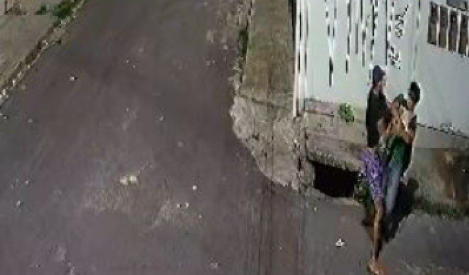 Em Manaus, jovem leva facada ao tentar se desvencilhar de assalto; veja o vídeo￼
