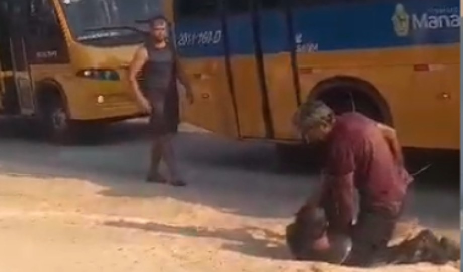 Em Manaus, motoristas de executivo saem na porrada e um acaba sendo esfaqueado; veja o vídeo￼