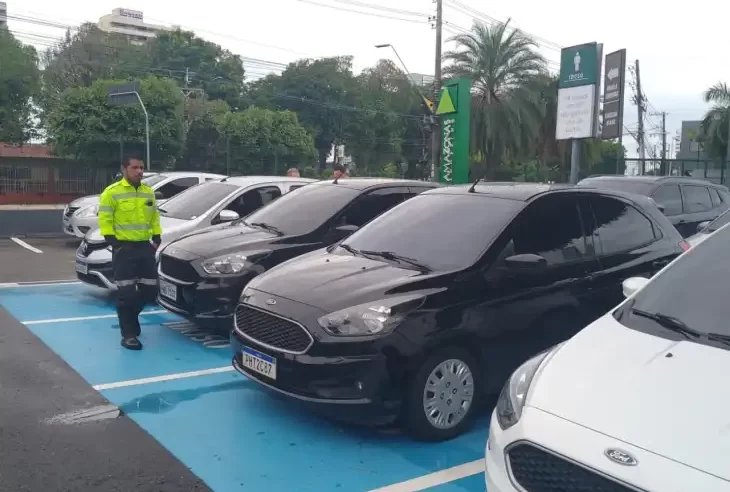 Fiscalização da prefeitura em shopping de Manaus garante direitos de PcDs e idosos