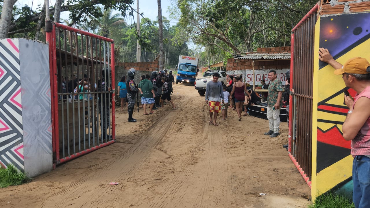 Reintegração de posse: Indígenas são retirados de área invadida no bairro Tarumã, em Manaus