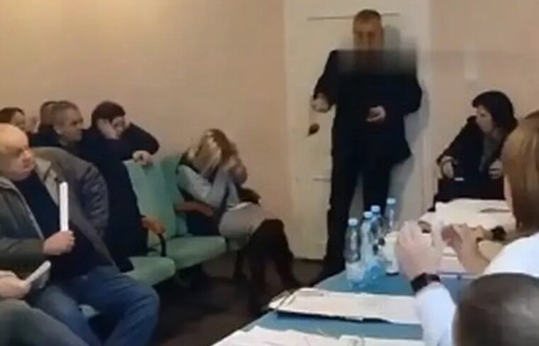 Vídeo: deputado da Ucrânia detona granada durante reunião com políticos; 26 pessoas ficaram feridas e uma morreu